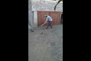 И так сойдет: Эпичное бетонирование двора в Абхазии
