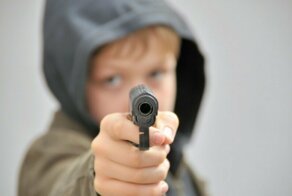 В Сургуте подросток угрожал родителям пистолетом за то, что те отправили его в школу