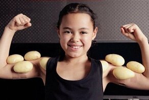 Малышка из Австралии копирует образы звёзд, создавая «дизайнерские» вещи из капусты, тёрки и скотча