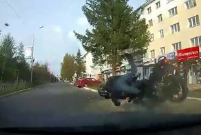 Вдруг, откуда ни возьмись! В Нефтекамске женщина подбила мотоциклиста