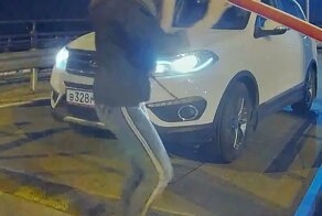 В Тюмени сильная девушка сломала шлагбаум и стала звездой интернета