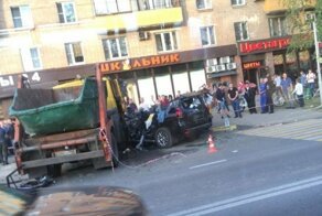 Авария дня. Из-за действий водителя мусоровоза пострадали женщина с ребенком