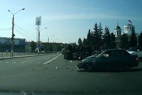 В Дзержинске грузовик не уступил дорогу и опрокинулся на бок