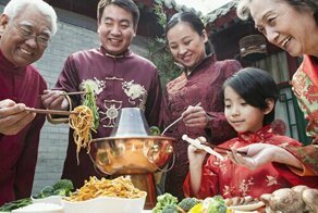 Почему в Азии едят палочками вопреки здравому смыслу?  Приборами же удобнее!