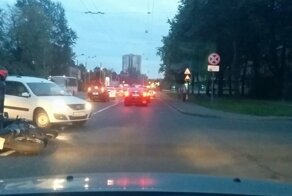 Саечка за испуг: мотоциклист завалился на бок
