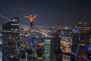 Спортсмены прошли по тросу между небоскребами, поставив мировой рекорд