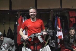 Российский хоккейный клуб вручил автомат лучшему игроку матча