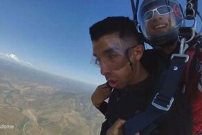 Морской пехотинец США, боящийся высоты, три раза потерял сознание во время прыжка с парашютом