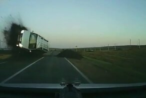 Авария дня. В Татарстане автомобиль подлетел на куче земли