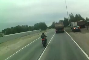 Мотоциклиста увезли в больницу после встречи с внедорожником под Петербургом
