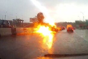 Молния ударила в движущийся автомобиль и вывела его из строя