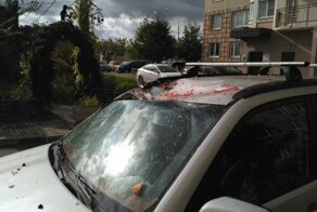 В Подольске мужчина скинул арбуз с балкона на припаркованный автомобиль