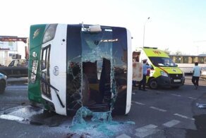 Авария дня. Автобус устроил аварию в Казахстане, погибла женщина