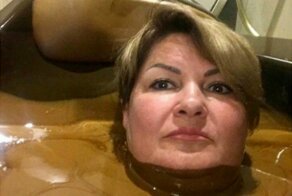 Все в шоколаде: чиновницу, опубликовавшую селфи в ванне из нефти, попросили быть скромнее