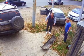 Водитель хэтчбека с отказавшими тормозами виртуозно преодолел почти все препятствия