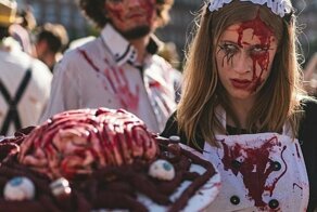 Парад живых мертвецов: в Страсбурге прошло масштабное шествие зомби