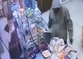 Застенчивый грабитель не стал отвлекать продавца от разговора и просто ушёл