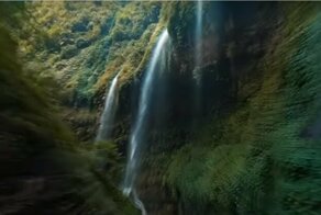 Захватывающая съемка мистического 200-метрового индонезийского водопада с дрона