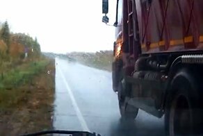 "Профессиональный" водитель грузовика выходит на обгон