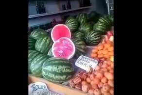 Возмущенный обвесом покупатель, громит барыге палатку