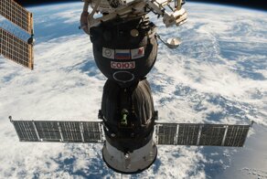 В «Роскосмосе» выяснили причины появления дыры в бытовом отсеке «Союза»