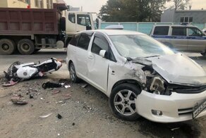 Авария дня. В Южно-Сахалинске жестко столкнулись мотоцикл и автомобиль