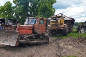Тянем-потянем! Буксировка старого бревенчатого дома с помощью двух тракторов