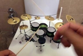 Музыкант сыграл "Toxicity" рок-группы System Of A Down на миниатюрной ударной установке