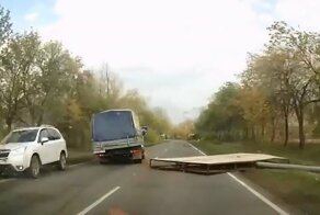 В Челябинской области рекламный щит упал на дорогу, чудом обошлось без ДТП