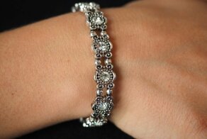 Почему на теле человека может потемнеть серебро?