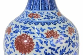 В Великобритании старая китайская ваза ушла с молотка за два миллиона долларов