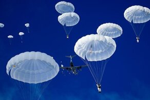 Полк ВДВ впервые десантировался в полном составе и с техникой