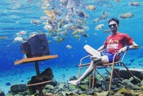 Деревенский пруд в Индонезии стал горячей точкой подводного селфи