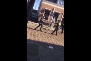 Неадекватный парень против троих голландских полицейских