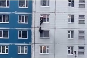 Мужчина на руках поднял девушку из окна полыхающей квартиры