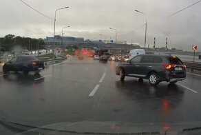 Девушка превысила скорость и ушла в занос