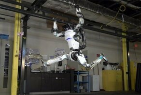 Boston Dynamics показал новое видео с роботом, которого научили кувыркаться и вставать на руки