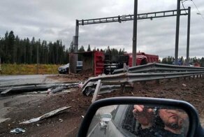 Авария дня. Под Петербургом у самосвала взорвалось колесо