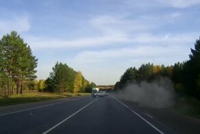 "Волга" вылетела в кювет и перевернулась на крышу