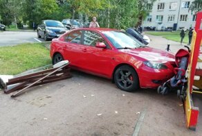Девушка на красной машинке перепутала педальки и залетела  на детскую площадку