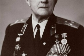 25 сентября 1945,первый затяжной прыжок из стратосферы совершил советский парашютист Василий Романюк