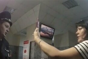 Жительница Кургана устроила пьяный дебош в аэропорту и покусала полицейского