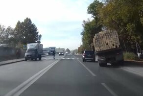 Водитель самосвала в Крыму ушел от столкновения перед пешеходным переходом