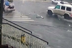 Авария дня. Машина отлетела прямо в пешехода после ДТП в Челябинске