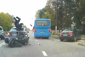 Мотоциклист врезался в легковушку и рухнул на заднее стекло