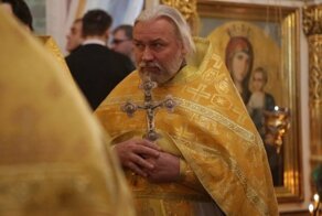 Уральского священника с 70 приемными детьми обвинили в изнасилованиях несовершеннолетних