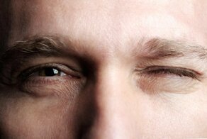 Что делать, когда дергается правый глаз: патологии и способы их устранения