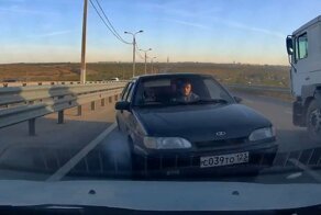 Плохая примета — плестись справа от большегруза