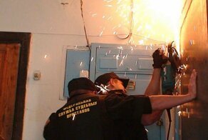 Приставам разрешат взламывать двери в дома и квартиры россиян