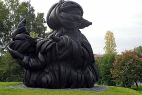 Художник превратил использованные шины в произведения искусства